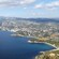 Desde arriba, la ciudad costera de Cassis revela un terreno montañoso y aguas tranquilas